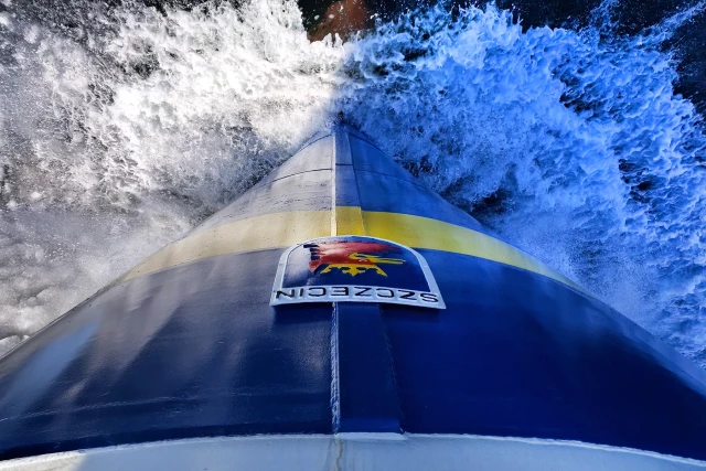 Dziób statku Nawigator XXI podczas rejsu, widok z pokładu