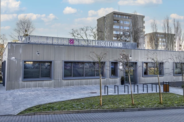 Nowy budynek Wydziału Mechatroniki Elektrotechniki - widok z zewnątrz