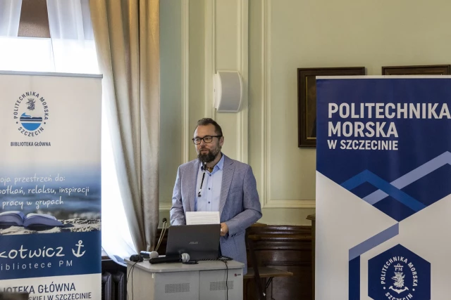 Dr inż. Piotr Brożek podczas wykładu o Open Access