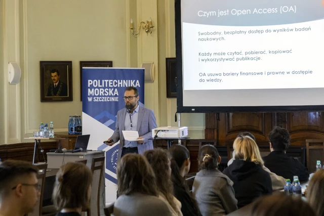 Dr inż. Piotr Brożek podczas wykładu o Open Access