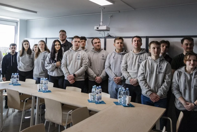 Studenci - członkowie i członkini kół naukowych na PM podczas otwarcia Pokoju Kół Naukowych w SDM Korab