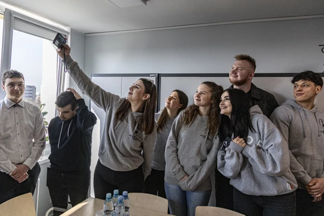 Studenci - członkowie i członkinie kół naukowych na PM podczas otwarcia Pokoju Kół Naukowych w SDM Korab