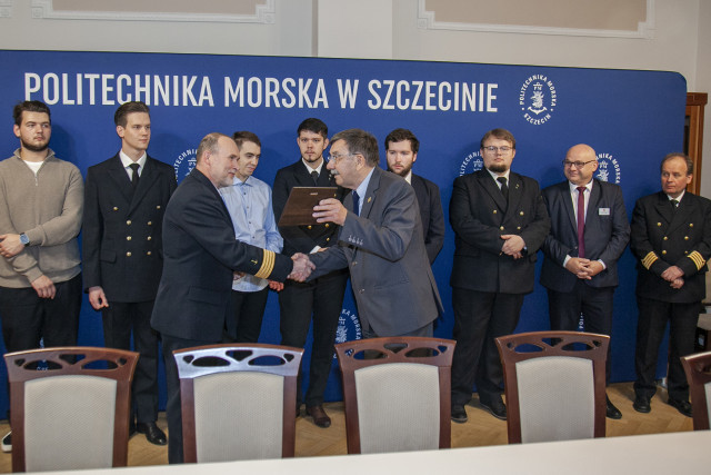 Przekazanie znaku wywoławczego dla Klubu Krótkofalowców PZK przy PM