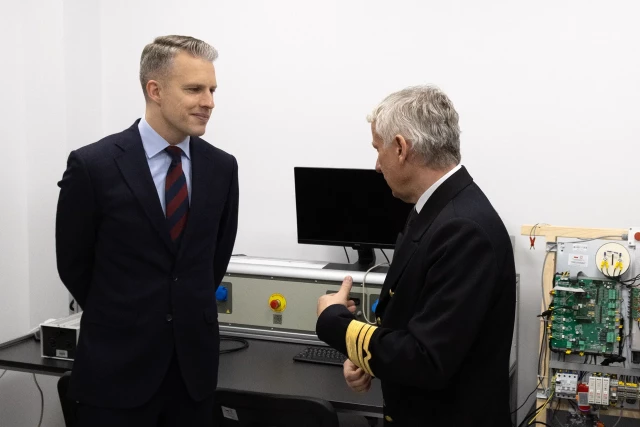 Sekretarz stanu w Ministerstwie Infrastruktury Arkadiusz Marchewka i Dziekan Wydziału Mechatroniki i Elektrotechniki Politechniki Morskiej Maciej Kozak