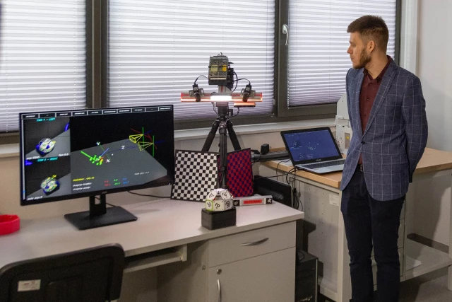 Pracownik WMiE mgr inż. Łukasz Marchewka w laboratorium Wydziału