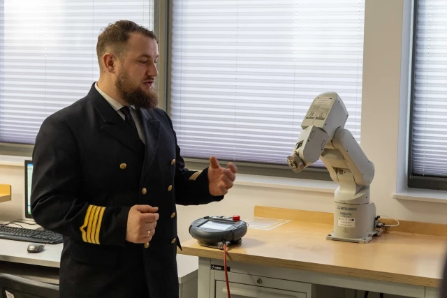 Pracownik  WMiE dr inż. Paweł Herbin w laboratorium Wydziału