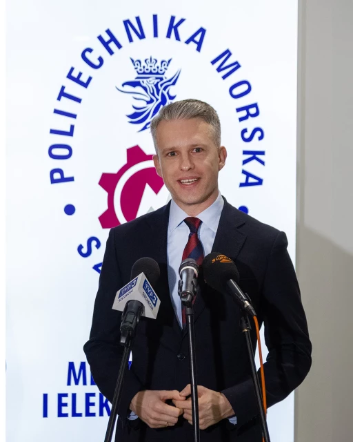 Sekretarz stanu w Ministerstwie Infrastruktury Arkadiusz Marchewka przemawia podczas otwarcia nowego budynku WMiE PM