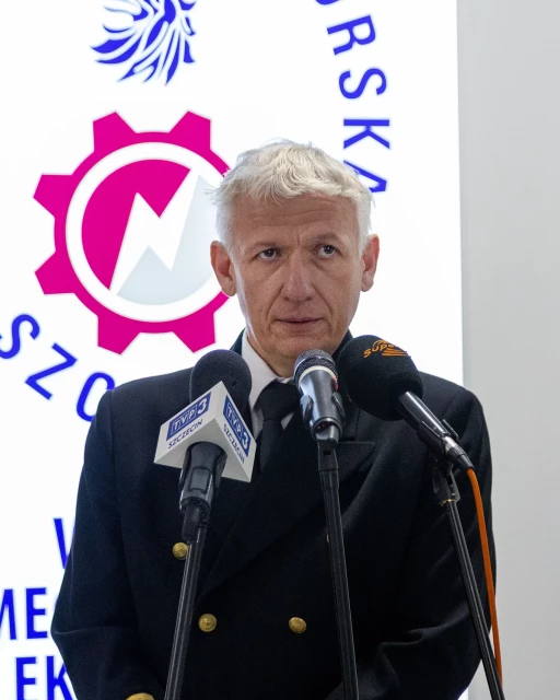 Dziekan Wydziału Mechatroniki i Elektrotechniki Politechniki Morskiej Maciej Kozak przemawia podczas otwarcia nowego budynku WMiE PM