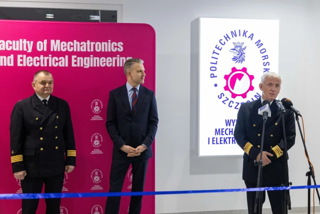 Rektor Politechniki Morskiej w Szczecinie Wojciech Ślączka; Sekretarz stanu w Ministerstwie Infrastruktury Arkadiusz Marchewka i przemawiający do zebranych Dziekan Wydziału Mechatroniki i Elektrotechniki PM Maciej Kozak