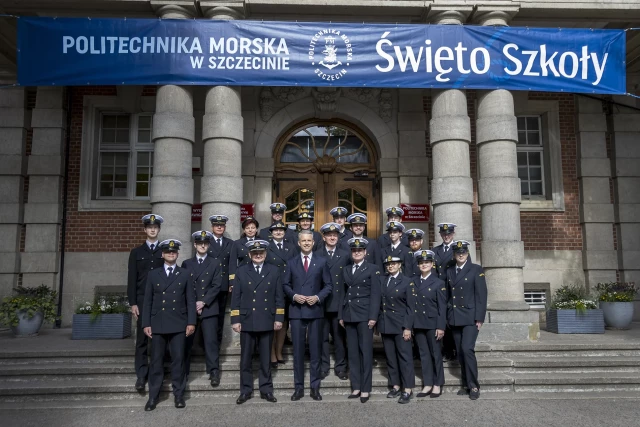 Wiceminister Arkadiusz Marchewka ze studentami PM przed uczelnią - zdjęcie grupowe
