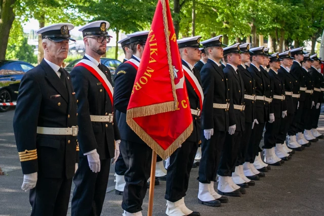 Kompania Honorowa PM z Pocztem Sztandarowym stoi w dwuszeregu podczas uroczystości wciągnięcia bandery na maszt przy budynku PM z okazji Święta Szkoły Politechniki Morskiej w Szczecinie