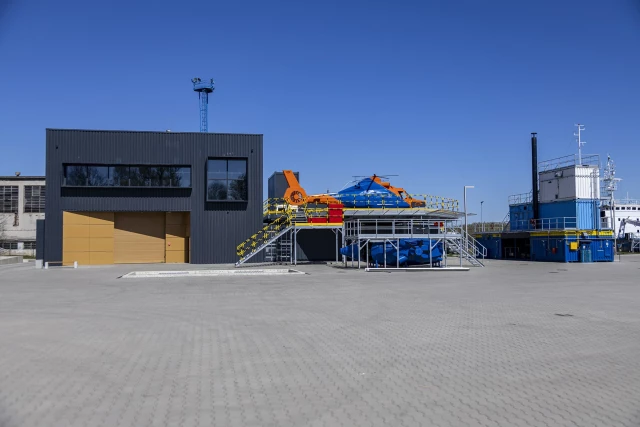 Je den z budynków POSRM, dwa helikoptery szkoleniowe oraz komora rozgorzeniowo-dymowa