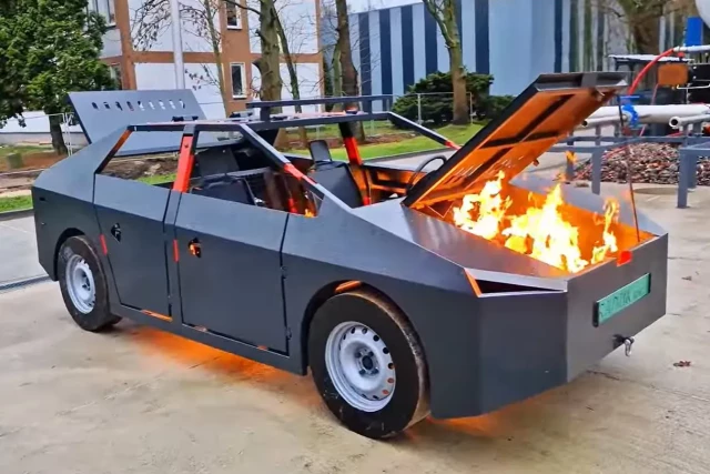 Płonący model samochodu do ćwiczeń pożarowych