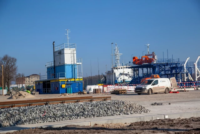 Fragment torów kolejowych i komory dymowe na POSRM