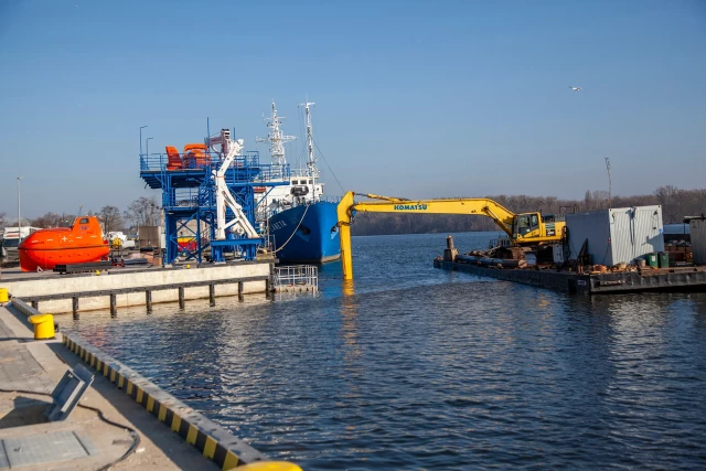 Prace pogłębiarskie przy nabrzeżu