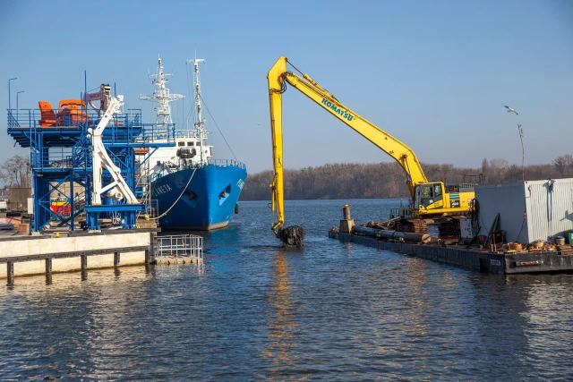 Prace pogłębiarskie przy nabrzeżu
