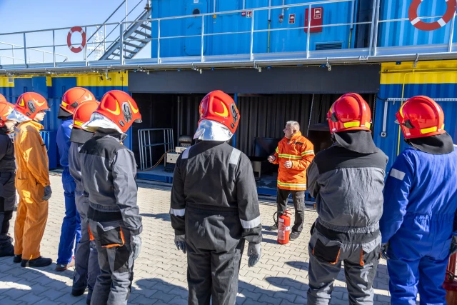 Pracownicy UM w Szczecinie podczas szkolenia pożarowego na POSRM