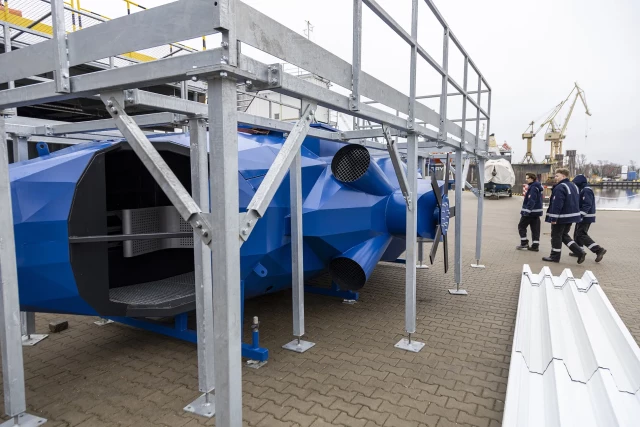 Model helikoptera przewrócony na bok do ćwiczeń ewakuacyjnych