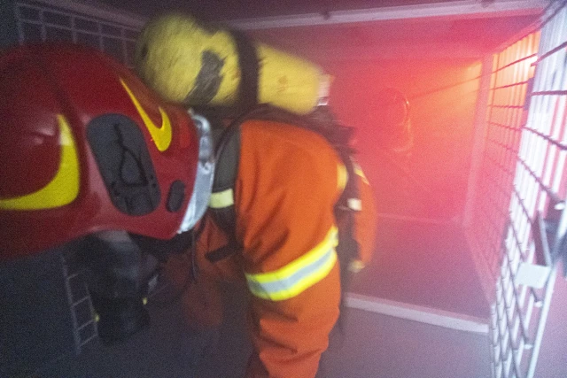 Student w komorze rozgorzeniowo-dymowej