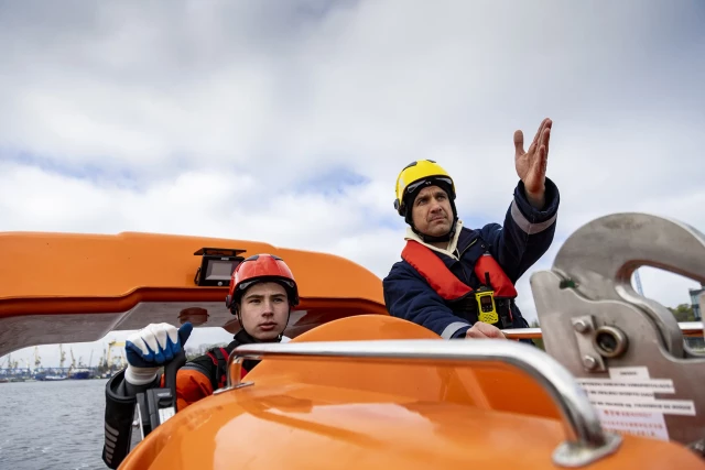 Instruktor i student w łodzi motorowej podczas szkolenia