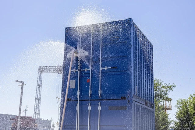 HydroPen podczas wiercenia otworu w kontenerze