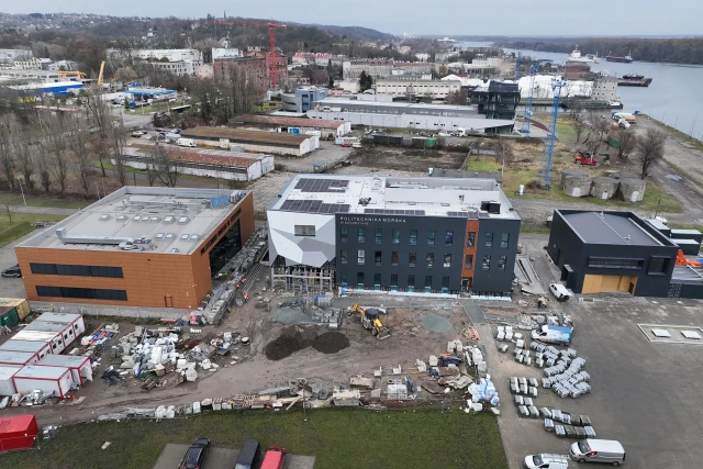 Widok z drona na budynek CEOP i plac budowy POSRM - stan na grudzień 2025