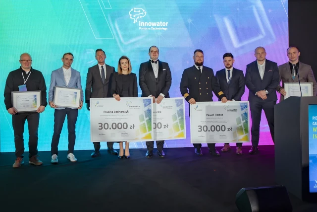 Laureaci konkursu Innowator Pomorza Zachodniego - zdjęcie grupowe, fot. Urząd Marszałkowski WZ