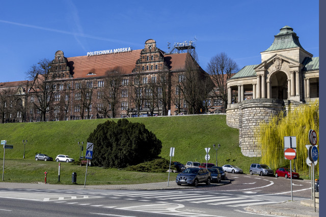 https://pm.szczecin.pl/themes/user/site/am/assets/img/blog/Politechnika_Morska_2025_widok_z_Jana_z_Kolna_458.jpg
