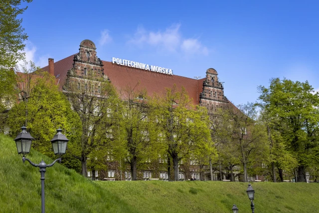 https://pm.szczecin.pl/themes/user/site/am/assets/img/blog/Politechnika_Morska_budynek_2026_wiosna.webp