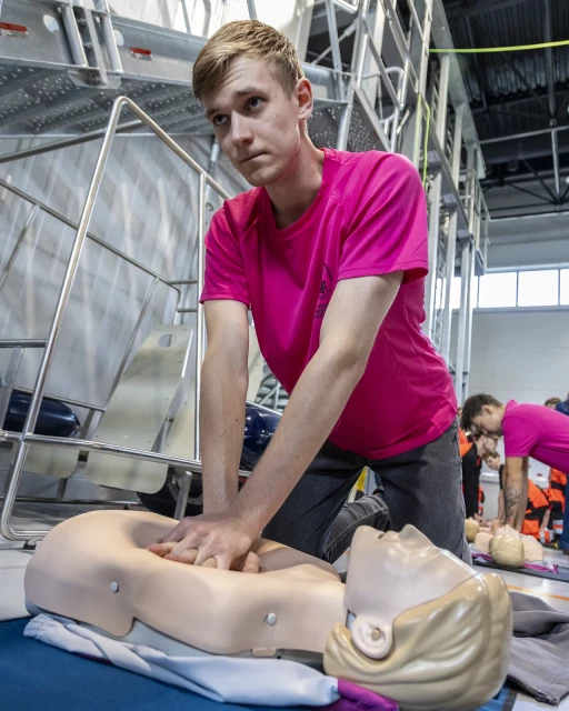 Student PM bierze udział w biciu rekordu w resuscytacji