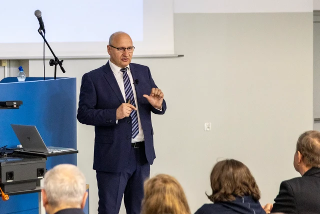 Dr hab. Stanisław Iwan, prof. PM poprowadził wykład otwarty "Przyszłość dostaw ostatniego kilometra, czyli czy roboty będą nam dostarczać przesyłki"
