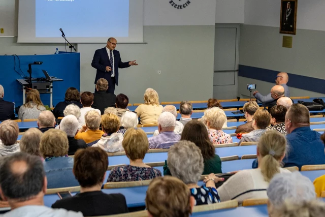 Dr hab. Stanisław Iwan, prof. PM poprowadził wykład otwarty "Przyszłość dostaw ostatniego kilometra, czyli czy roboty będą nam dostarczać przesyłki"