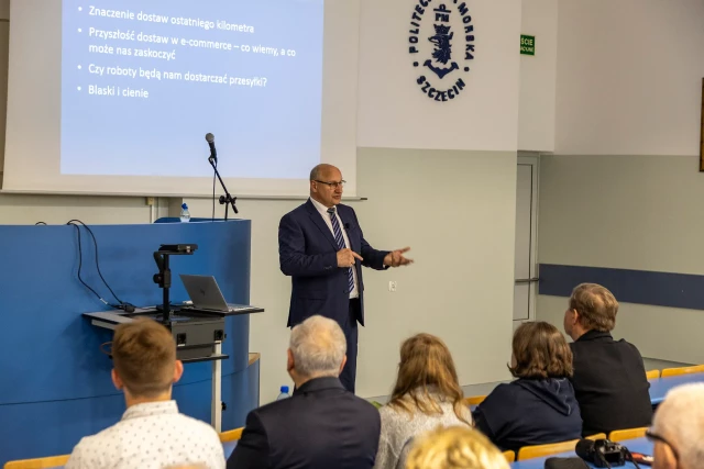 Dr hab. Stanisław Iwan, prof. PM poprowadził wykład otwarty "Przyszłość dostaw ostatniego kilometra, czyli czy roboty będą nam dostarczać przesyłki"