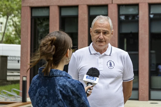 Waldemar Kostrzewa udziela wywiadu mediom