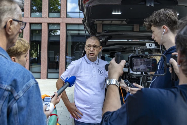 Przemysław Kowalak udziela wywiadu mediom