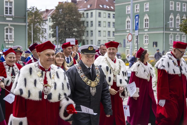 Rektorzy szczecińskich uczelni maszerują podczas Spacerku na Uniwerek