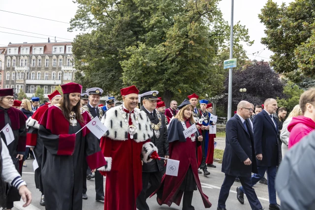 Rektorzy szczecińskich uczelni maszerują podczas Spacerku na Uniwerek