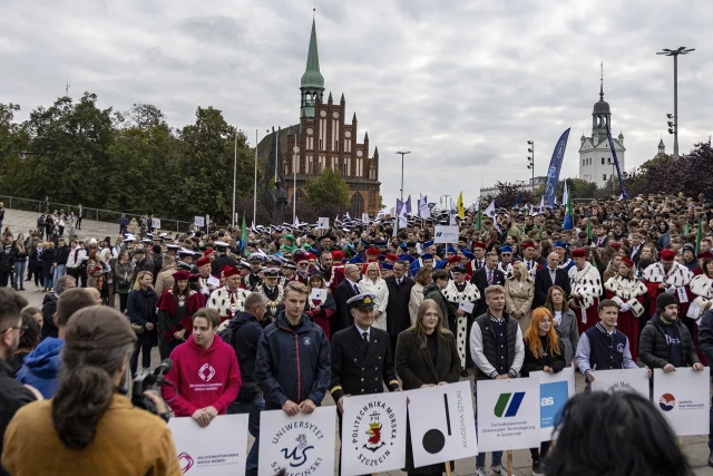 Uczesnicy spacerku na Uniwerek przed rozpoczęciem marszu