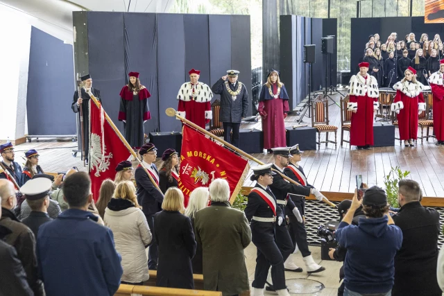 Uczestnicy uroczystości w Teatrze Letnim