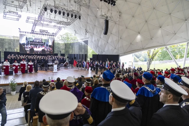 Uczestnicy uroczystości w Teatrze Letnim