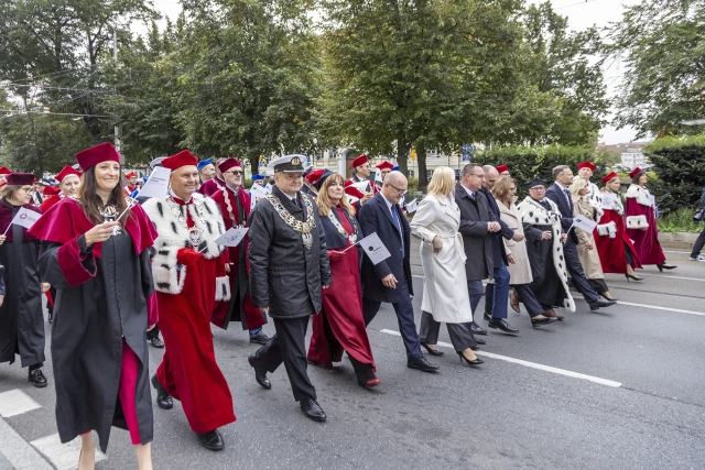Rektorzy szczecińskich uczelni maszerują podczas Spacerku na Uniwerek