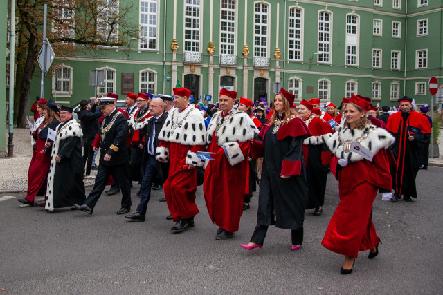 Rektorzy szczecińskich uczelni i Prezydent Miasta Szczecina na czele Spacerku na Uniwerek na tle budynku Urzędu Miasta