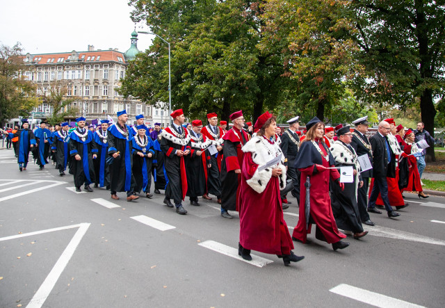 Przedstawiciele władz szczecińskich uczelni w togach maszerują podczas Spacerku na Uniwerek