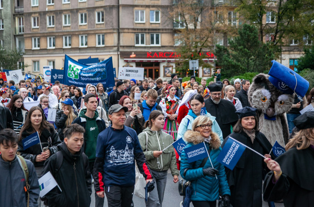 Studenci szczecińskich uczelni na Spacerku na Uniwerek