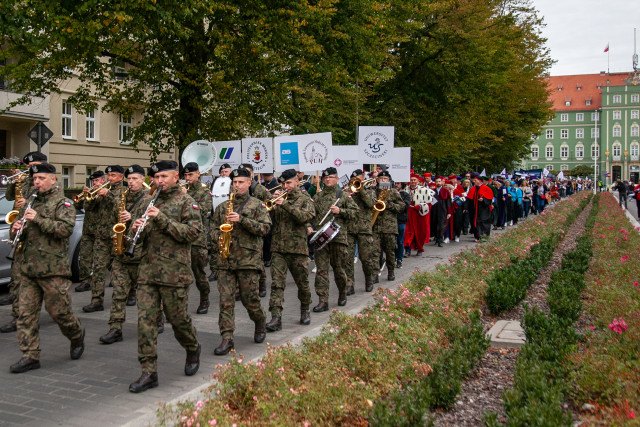 Orkiestra Wojskowa ze Świnoujścia na czele Spacerku na Uniwerek