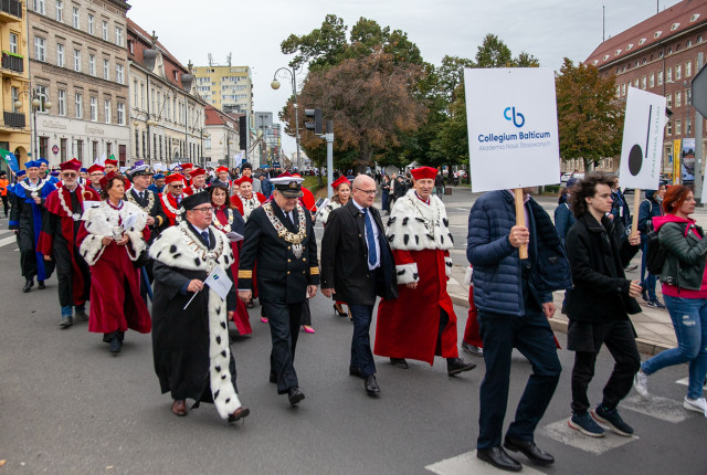 Rektorzy szczecińskich uczelni i Prezydent Miasta Szczecina na czele Spacerku na Uniwerek