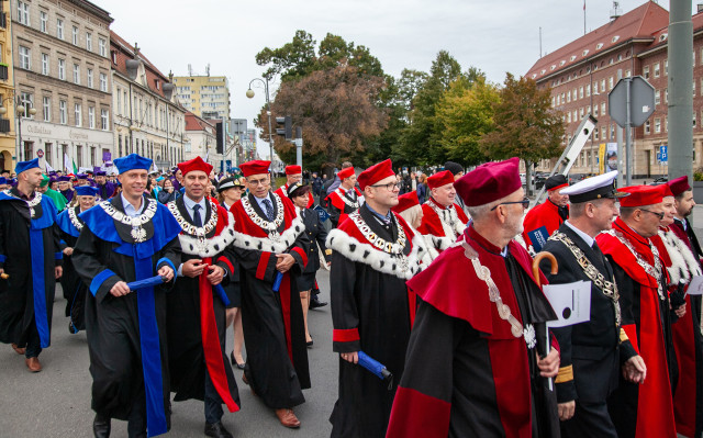 Przedstawiciele władz szczecińskich uczelni w togach maszerują podczas Spacerku na Uniwerek