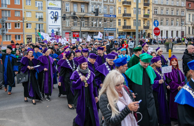 Przedstawiciele władz szczecińskich uczelni w togach maszerują podczas Spacerku na Uniwerek