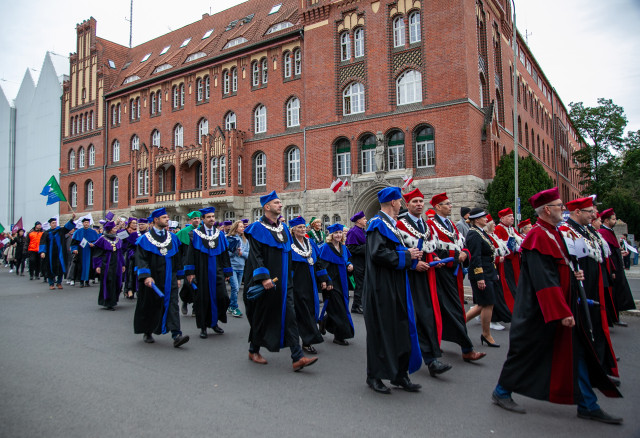 Przedstawiciele władz szczecińskich uczelni w togach maszerują podczas Spacerku na Uniwerek