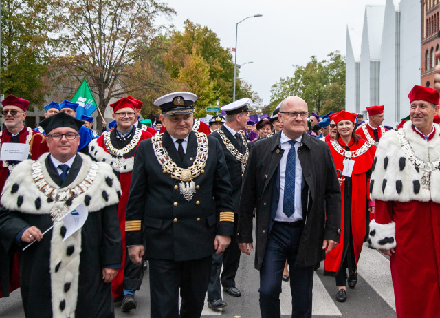 Rektorzy szczecińskich uczelni i Prezydent Miasta Szczecina na czele Spacerku na Uniwerek